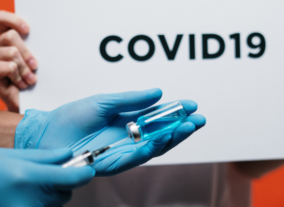 le mani di un infermiere estraggono una dose di vaccino anti covid 19 per somministrarlo a un over 80