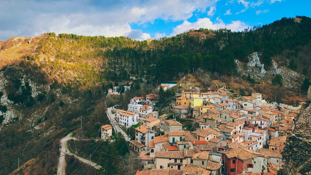 fotografia di un borgo medievale italiano ripreso dall'alto