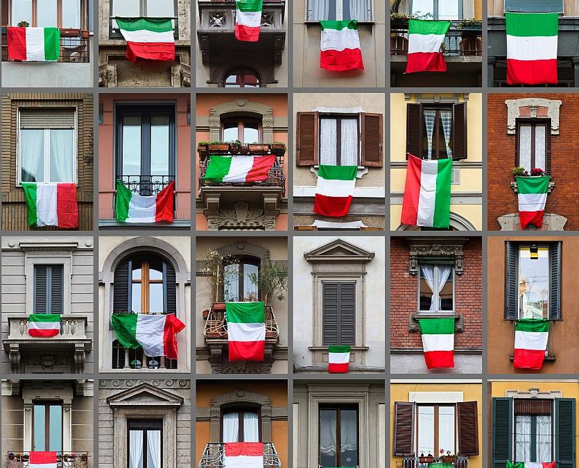 collage di facciate di palazzi italiani decorati con le bandiere nazionali, appese in segno di solidarietà alla lotta al covid 19