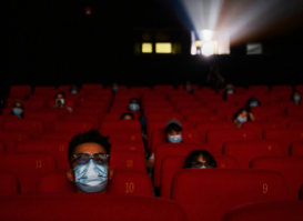 spettatori al cinema con le misure anti covid