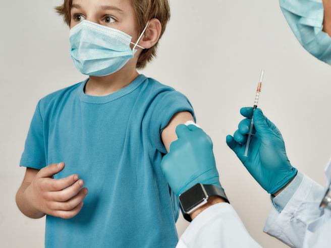 Coronavirus: il piano vaccinale per bambini e adolescenti partirà dalle scuole