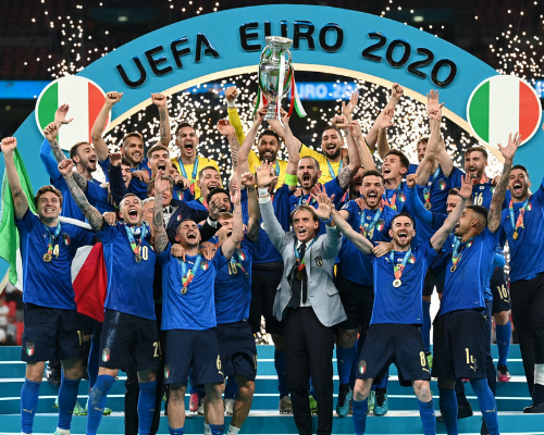 la nazionale italiana di calcio tiene in mano il trofeo della vittoria dopo la partita contro l'inghilterra per il titolo di campioni d'europa