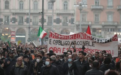 Proseguono le proteste contro il Green Pass: a Milano in 6000 a manifestare