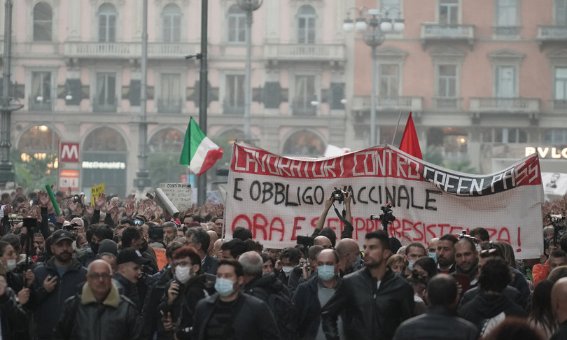 Proseguono le proteste contro il Green Pass: a Milano in 6000 a manifestare